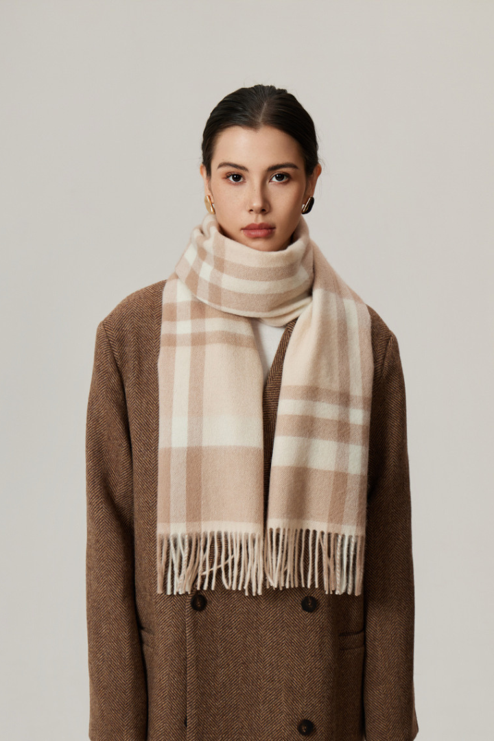 Écharpe Femme en Laine – Motif à Carreaux et Franges