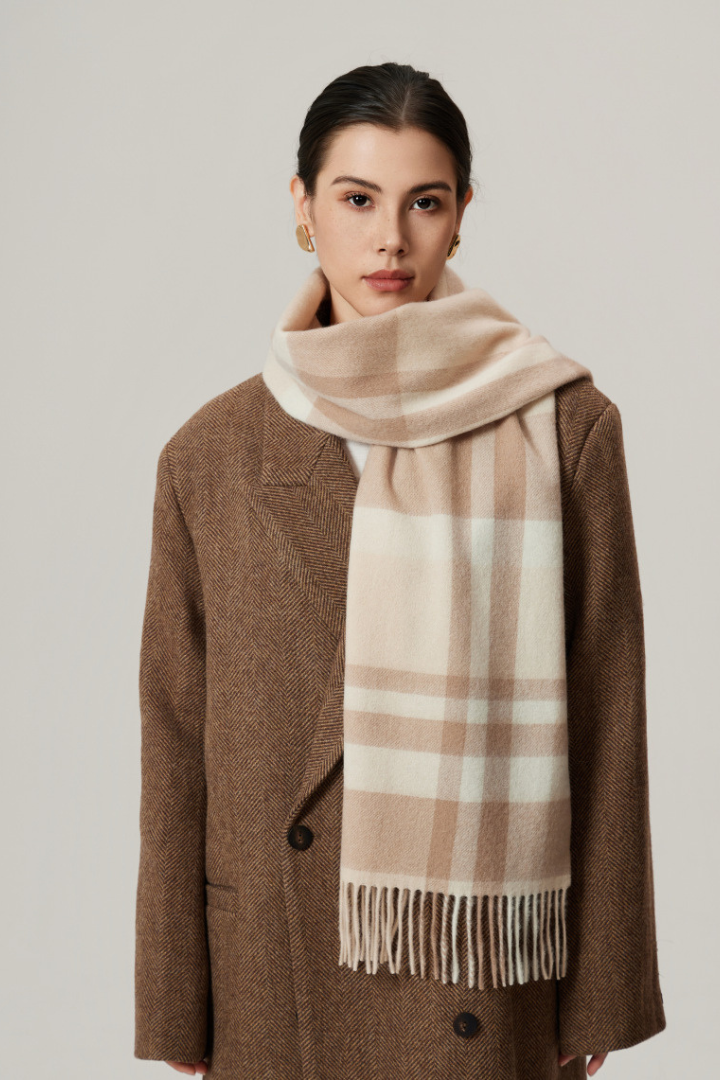 Écharpe Femme en Laine – Motif à Carreaux et Franges