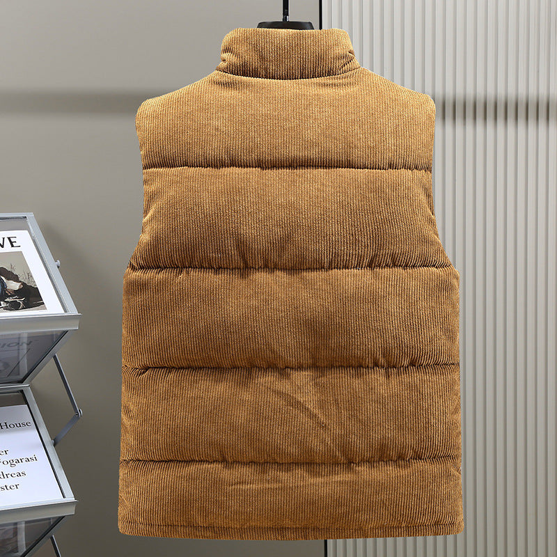 Vue arrière d'un gilet matelassé en velours côtelé marron pour homme, mettant en valeur sa texture douce et ses coutures horizontales rembourrées. Le col montant apporte une touche de chaleur et d'élégance, idéal pour un look moderne d'automne ou d'hiver. Ce vêtement incarne l'élégance et le confort dans une coupe épurée et tendance.
