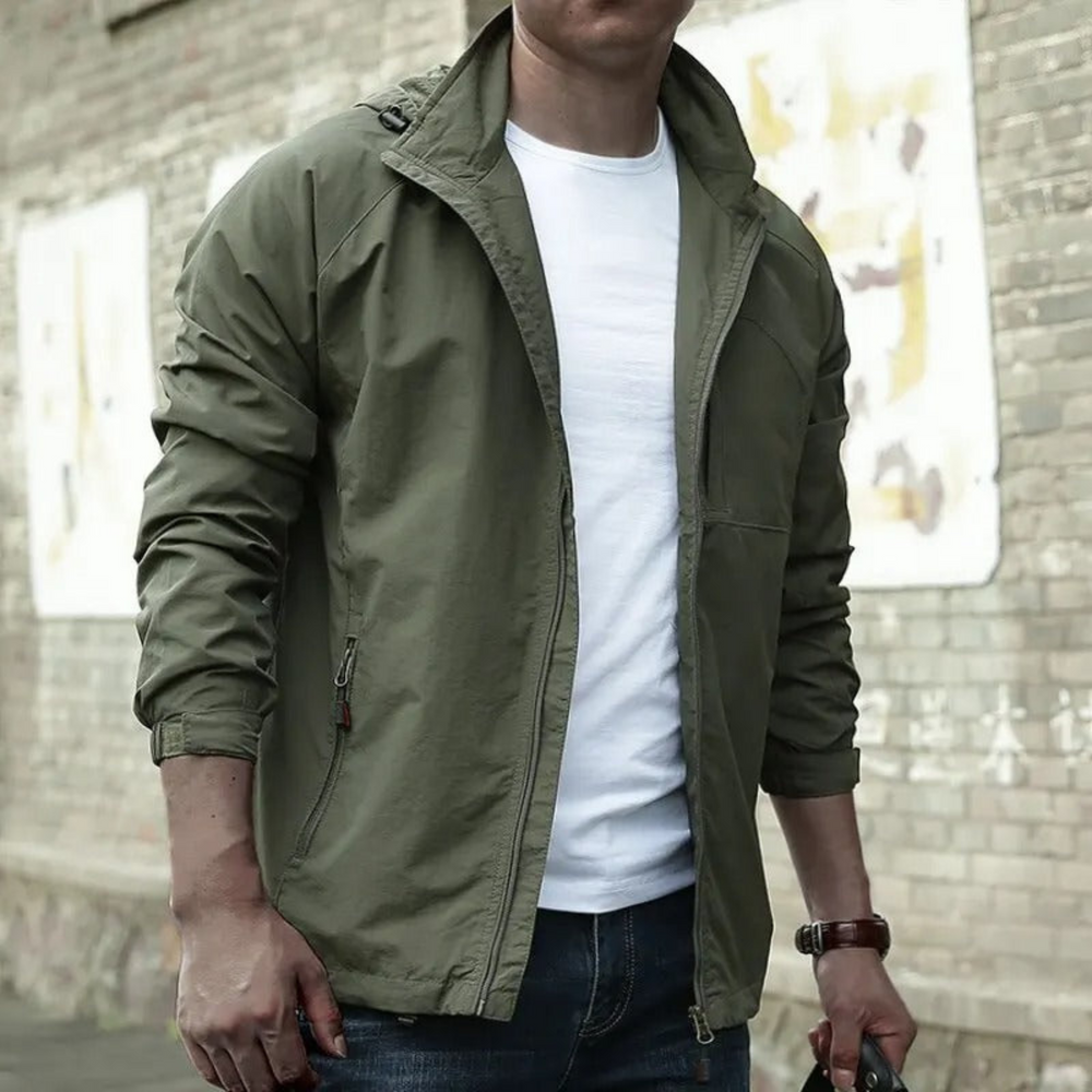Un homme portant une veste cargo verte avec poches zippées et une coupe décontractée, idéale pour un look urbain et fonctionnel.
