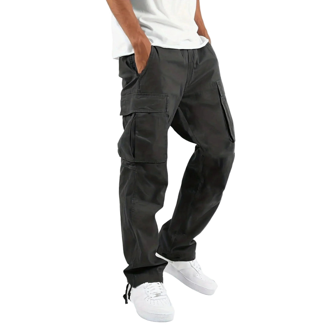 Pantalon cargo pour homme Adrienn, moderne et pratique, de couleur noire. Ce modèle stylé, avec des poches latérales et une coupe décontractée, est parfait pour un look à la fois urbain et fonctionnel, idéal pour un style décontracté au quotidien.