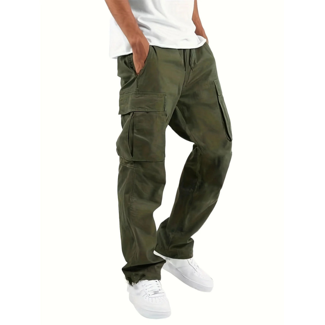 Pantalon cargo moderne pour homme Adrienn, de couleur kaki, avec poches latérales pratiques pour un style décontracté et fonctionnel. Idéal pour les activités quotidiennes tout en restant élégant et confortable.
