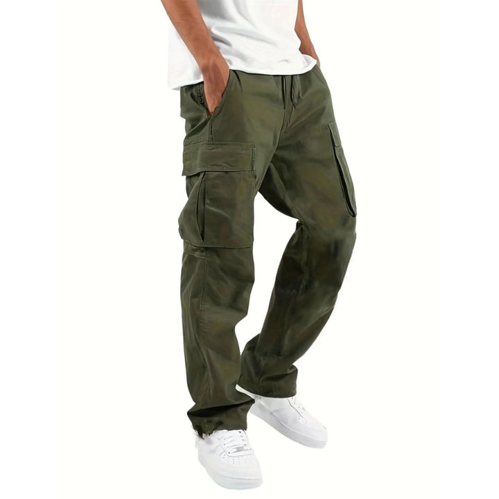 Pantalon cargo moderne pour homme Adrienn, de couleur kaki, avec poches latérales pratiques pour un style décontracté et fonctionnel. Idéal pour les activités quotidiennes tout en restant élégant et confortable.