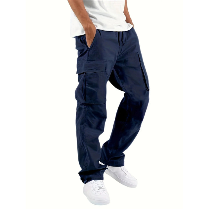 Pantalon cargo moderne pour homme Adrienn en couleur bleu marine, avec des poches latérales pratiques pour un style décontracté et utilitaire. Confortable et polyvalent, parfait pour les looks urbains et les sorties quotidiennes.