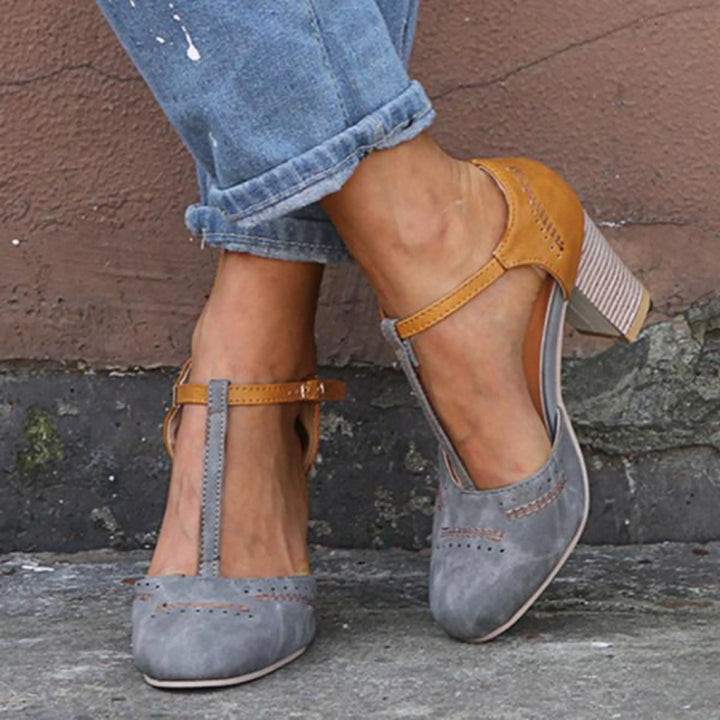 Talons élégants bicolores en gris et camel, avec une coupe moderne et raffinée. Parfaits pour ajouter une touche chic et confortable à vos tenues de soirée ou d'événements spéciaux.