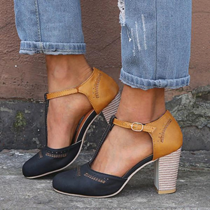Talons élégants bicolores noirs et camel, avec une belle finition et un design moderne. Parfaits pour une soirée ou un événement spécial, offrant à la fois confort et style.