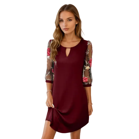 Robe bordeaux pour femme, coupe fluide avec petite ouverture au col, manches 3/4 en tulle transparent brodé de fleurs, portée par un mannequin sur fond beige élégant.