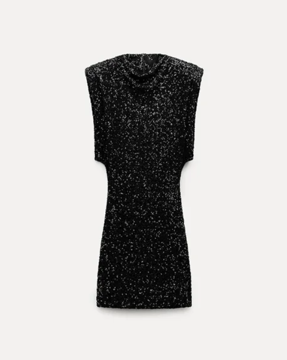Mini-robe noire à sequins, coupe ajustée avec col montant et épaules structurées, présentée sur fond clair.