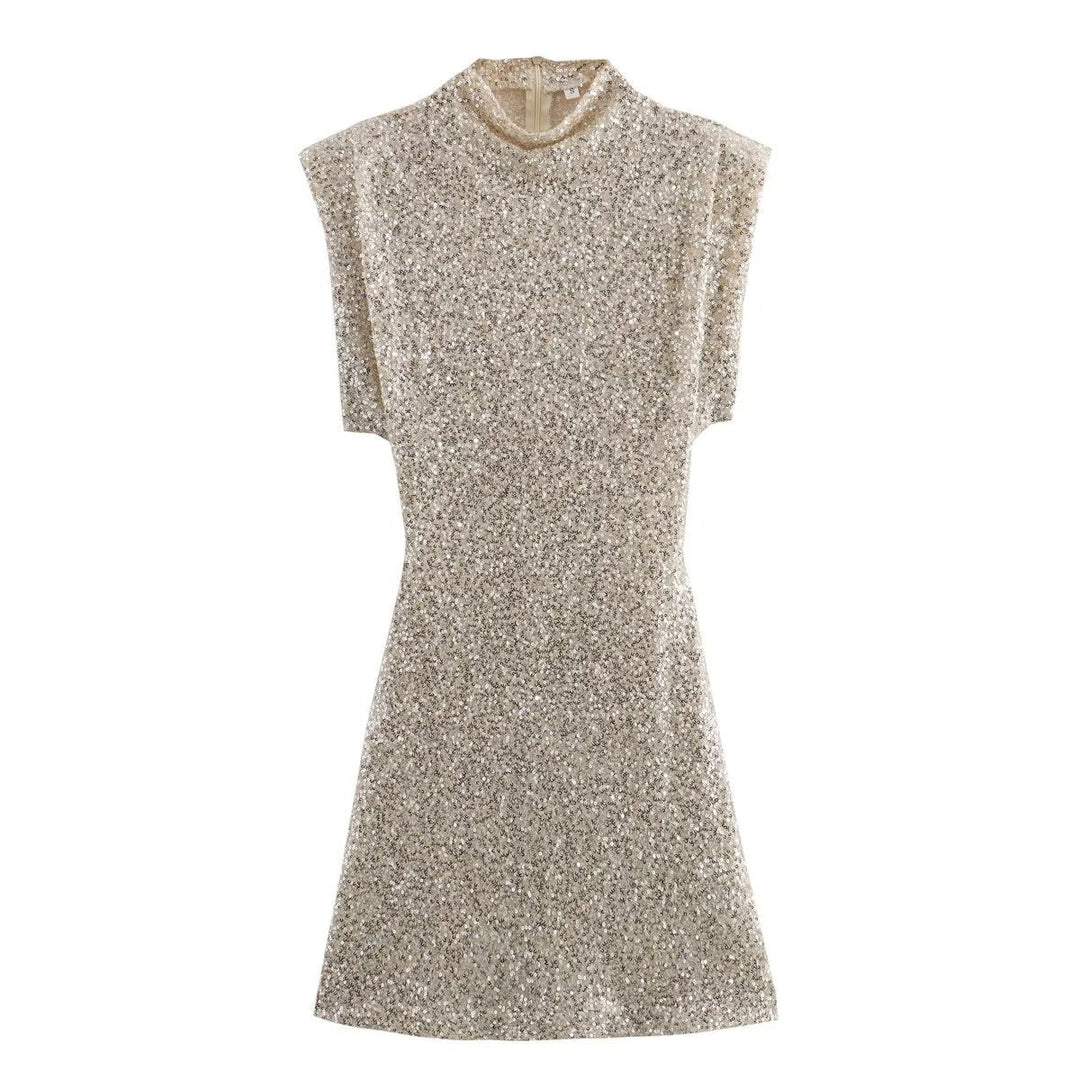 Robe courte champagne à sequins, coupe ajustée avec col montant et épaules structurées, présentée sur fond blanc.