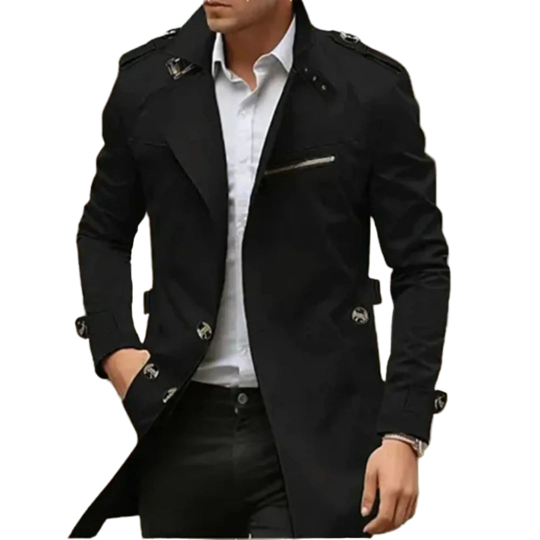 Trench-coat imperméable noir pour homme, avec une coupe moderne et des détails élégants, tels que des boutons métalliques et une fermeture éclair sur le côté. Parfait pour un look tendance tout en étant protégé des intempéries.