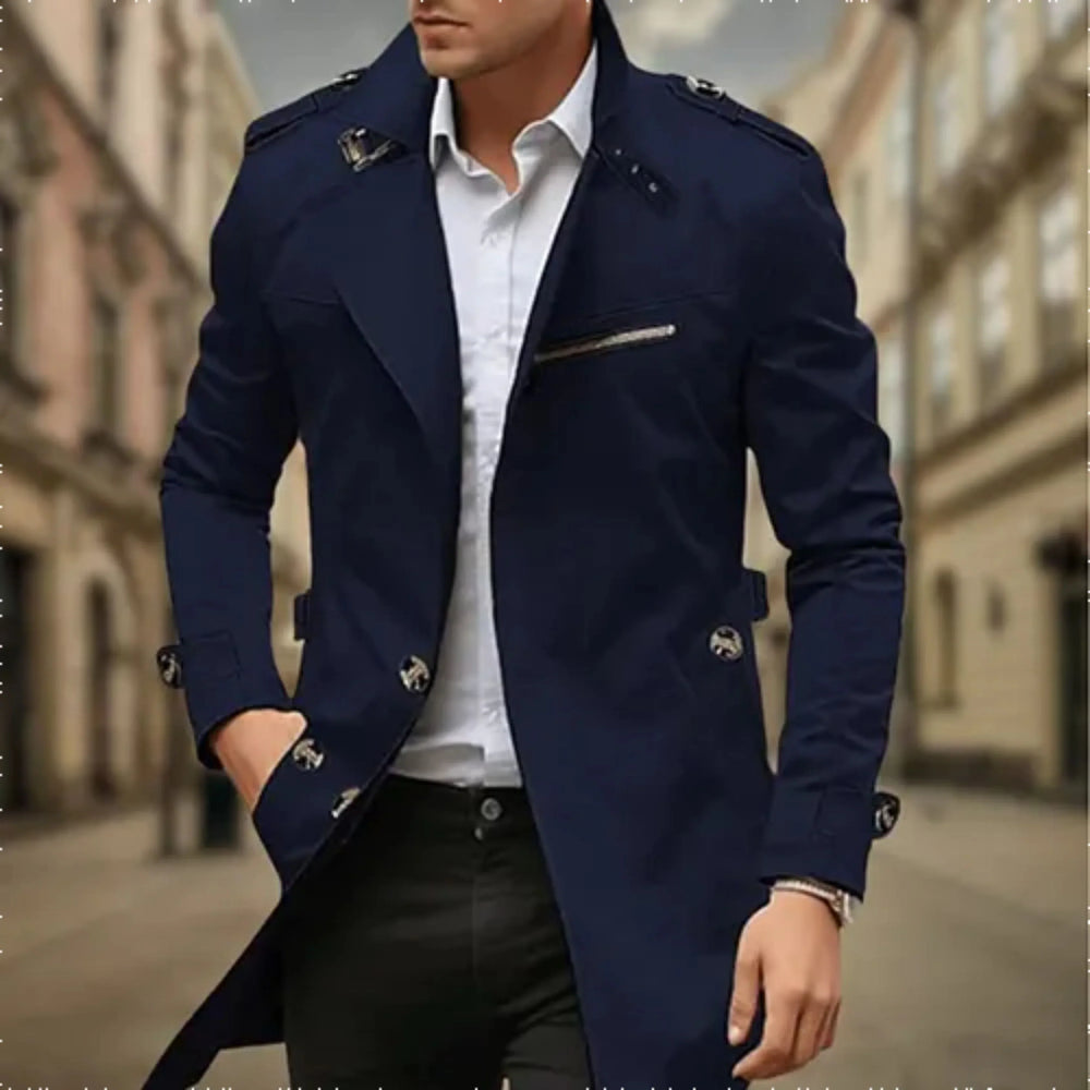 Trench-coat imperméable bleu marine pour homme, avec des détails modernes tels que des boutons métalliques et une fermeture éclair sur le côté. Un look à la fois élégant et pratique, idéal pour les journées pluvieuses.