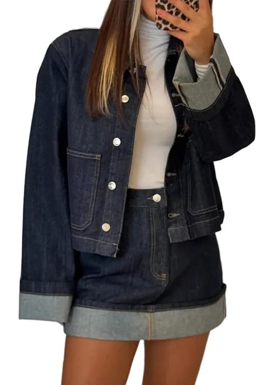 Ensemble femme moderne avec une veste en jean courte et une jupe assortie. La veste à boutons métalliques et les détails en denim clair sur les manches et la jupe apportent une touche tendance à cette tenue. Parfaite pour un look décontracté et chic, cet ensemble met en valeur une silhouette féminine avec un style urbain et intemporel.
