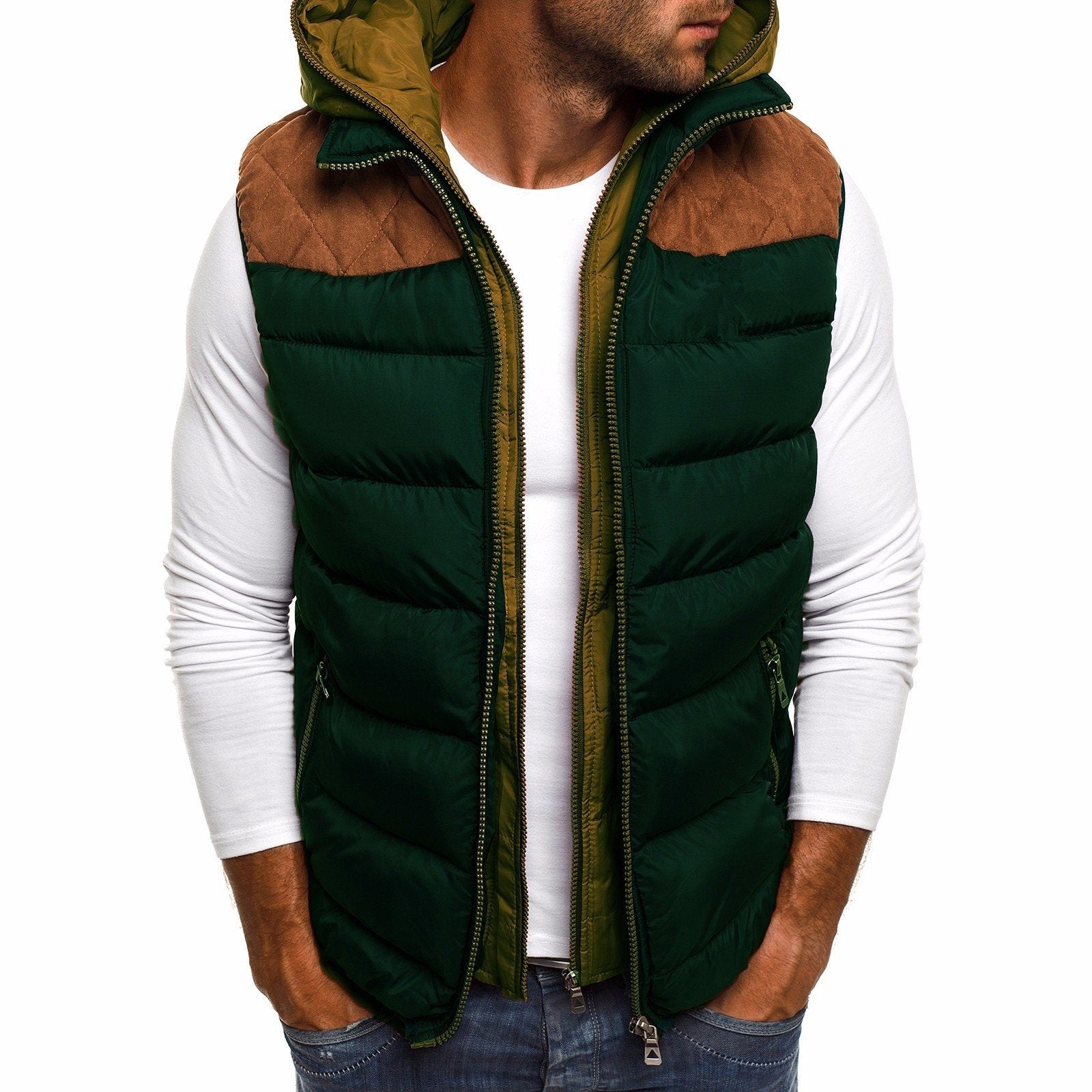 Un homme portant un gilet sans manches vert avec une capuche jaune et une partie supérieure en tissu marron. Il a une posture décontractée, avec un t-shirt blanc en dessous et un jean bleu, prêt pour une sortie hivernale avec un style tendance et fonctionnel.
