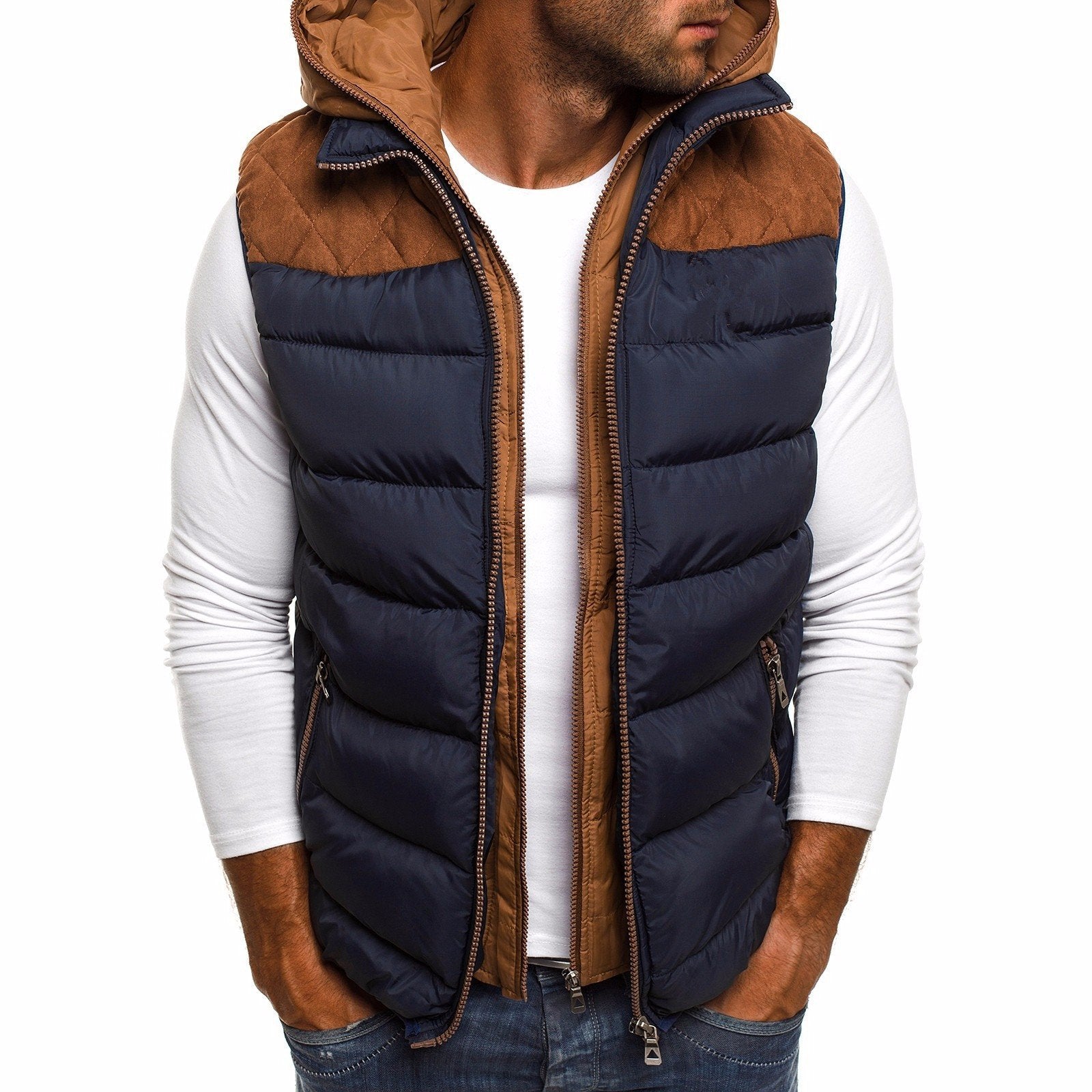 Un homme portant un gilet sans manches bleu marine avec une capuche beige, sur un t-shirt blanc. Il adopte une posture décontractée avec les mains dans les poches, mettant en avant une coupe pratique et moderne, idéale pour l'hiver.