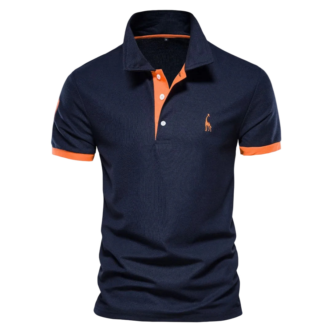 Polo pour homme de couleur bleu marine avec manches courtes, coupe ajustée, col classique à patte de boutonnage, détails contrastés orange au col et aux manches, petit logo brodé sur la poitrine, présenté sur fond blanc.