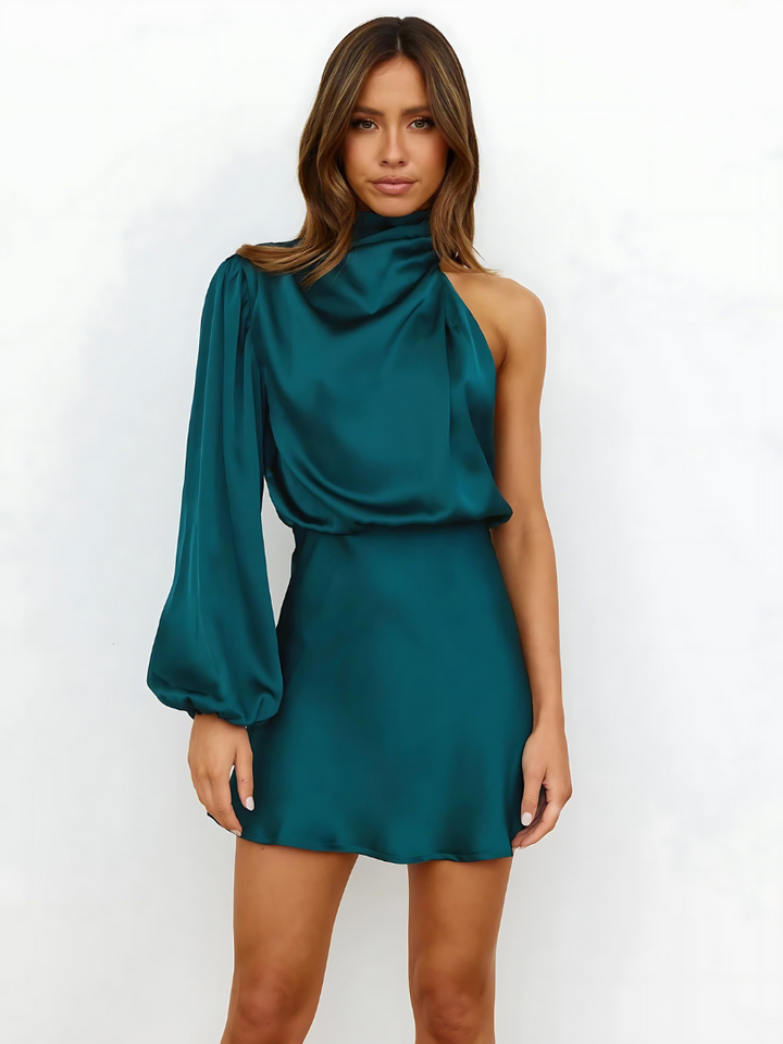 Robe à épaule unique pour femme, couleur vert émeraude, avec un col montant et une manche longue fluide. La coupe asymétrique et élégante de la robe en satin crée un look moderne et sophistiqué, idéal pour les soirées et événements chics.