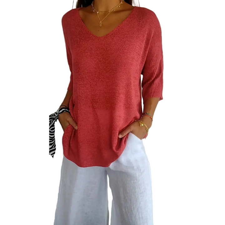Le top en tricot Annabelle pour femme, au design moderne et élégant. Ce modèle présente un col en V et des manches 3/4, dans une teinte rose douce. Il est parfait pour une tenue décontractée et chic, à porter avec un pantalon léger ou un jean.