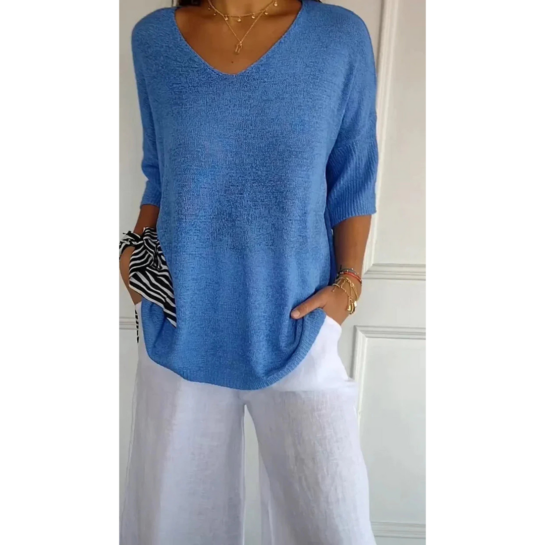Le top en tricot Annabelle pour femme, au design moderne et élégant, dans une teinte bleu clair rafraîchissante. Ce modèle présente un col en V et des manches 3/4, parfait pour une tenue décontractée et stylée, à associer avec un pantalon léger ou un jean.
