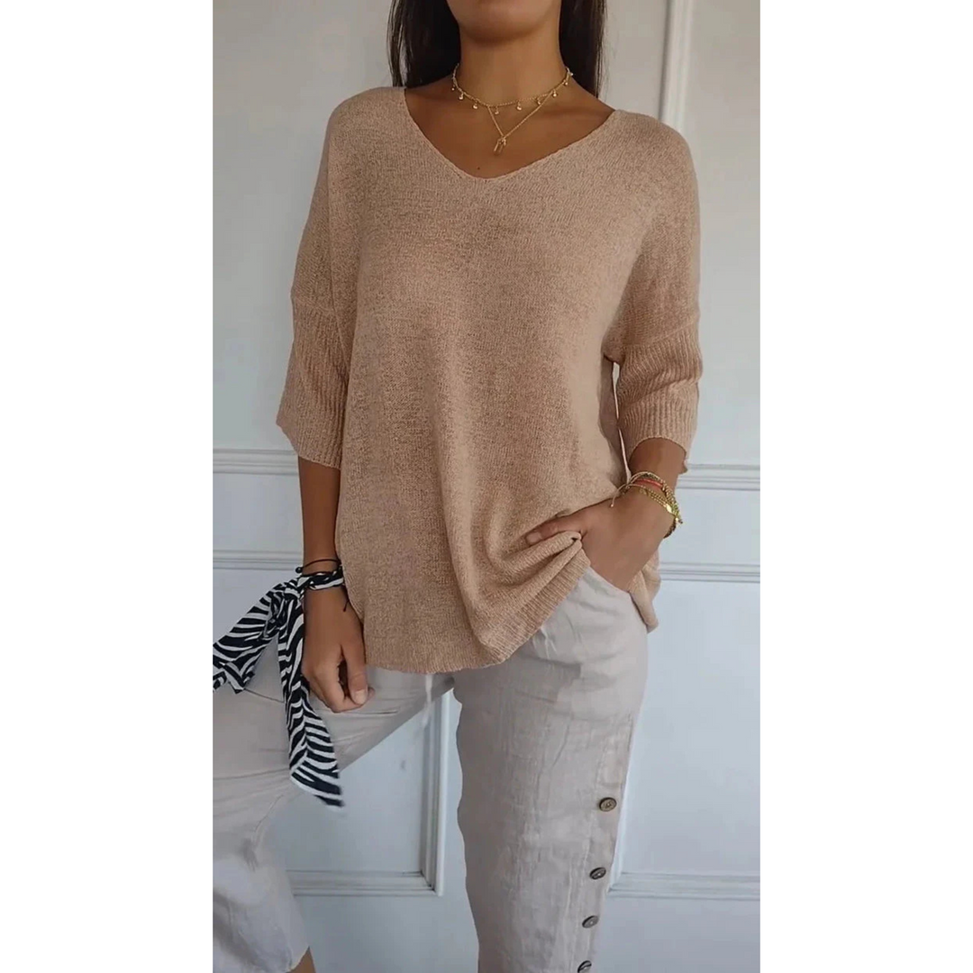 Le top en tricot Annabelle pour femme, au design moderne et élégant, dans une teinte beige douce. Ce modèle avec un col en V et des manches 3/4 est parfait pour une tenue décontractée et chic, à associer avec un pantalon léger ou un jean.