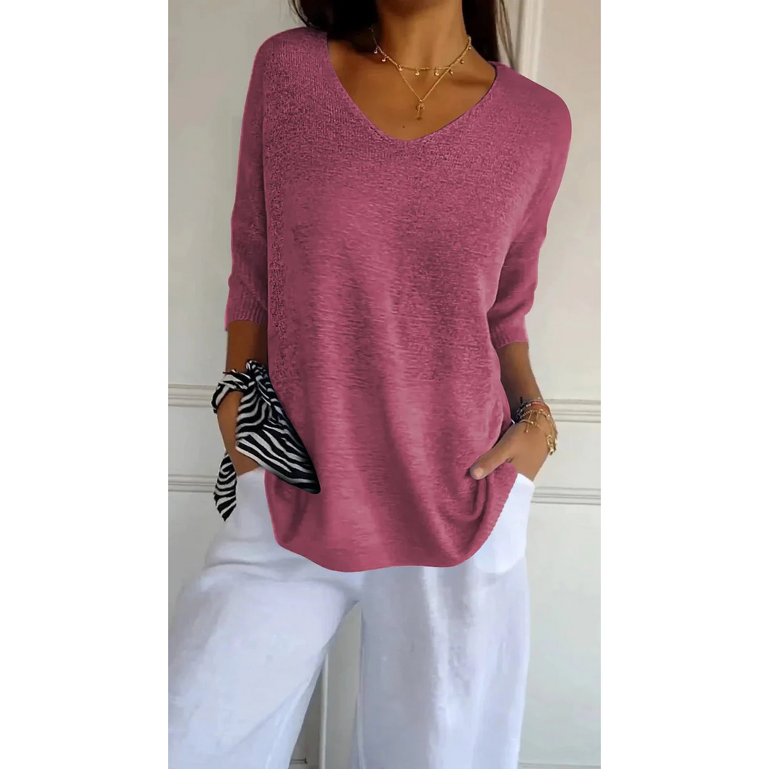 Le top en tricot Annabelle pour femme, au design moderne et élégant, dans une teinte rose douce. Ce modèle à col en V et manches 3/4 est parfait pour une tenue décontractée et chic, à associer avec un pantalon léger ou un jean.