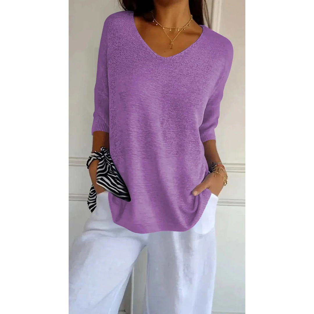 Le top en tricot Annabelle pour femme, au design moderne et élégant, dans une teinte violette fraîche. Ce modèle à col en V et manches 3/4 est parfait pour une tenue décontractée et tendance, idéal avec un pantalon léger ou un jean.