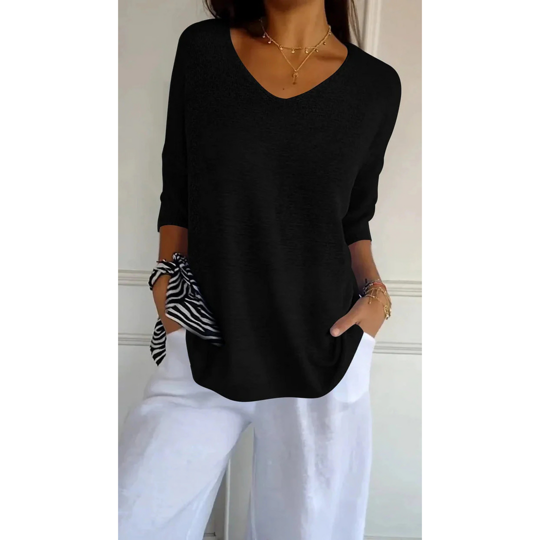 Le top en tricot Annabelle pour femme, au design moderne et intemporel, dans une teinte noire élégante. Ce modèle à col en V et manches 3/4 offre une coupe décontractée, idéale pour une tenue stylée et confortable, à porter avec un pantalon léger ou un jean.
