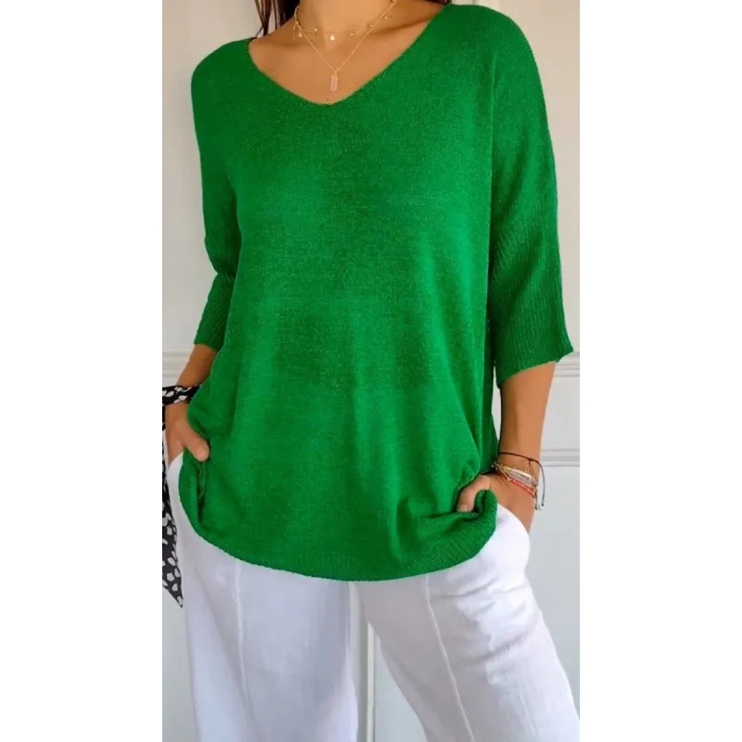 Le top en tricot Annabelle pour femme, au design moderne et vibrant, dans une teinte verte éclatante. Ce modèle à col en V et manches 3/4 est parfait pour une tenue décontractée et stylée, à associer avec un pantalon léger ou un jean.