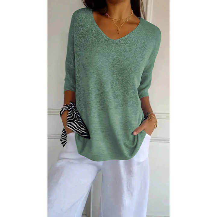 Le top en tricot Annabelle pour femme, au design moderne et élégant, dans une teinte vert pâle apaisante. Ce modèle à col en V et manches 3/4 offre une coupe décontractée, idéale pour une tenue chic et confortable à porter avec un pantalon léger ou un jean.