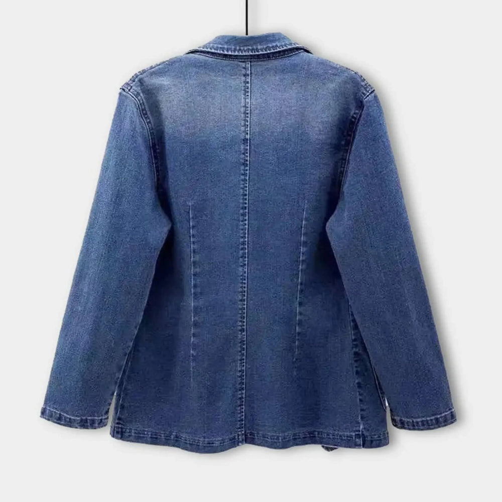 Vue arrière du blazer en denim bleu, au design élégant et contemporain. Ce blazer combine le style classique du denim avec une coupe moderne, idéal pour une tenue à la fois chic et décontractée.