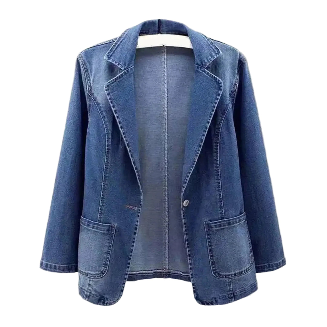Blazer en denim bleu, à la coupe contemporaine et élégante. Avec ses poches avant et son design épuré, il est parfait pour une tenue à la fois professionnelle et décontractée.