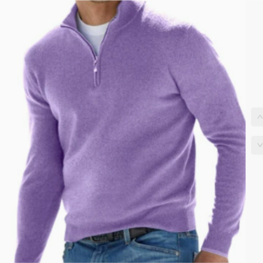 Pull pour homme violet avec col montant et fermeture zippée courte, coupe ajustée à manches longues, porté avec un jean bleu sur fond blanc.