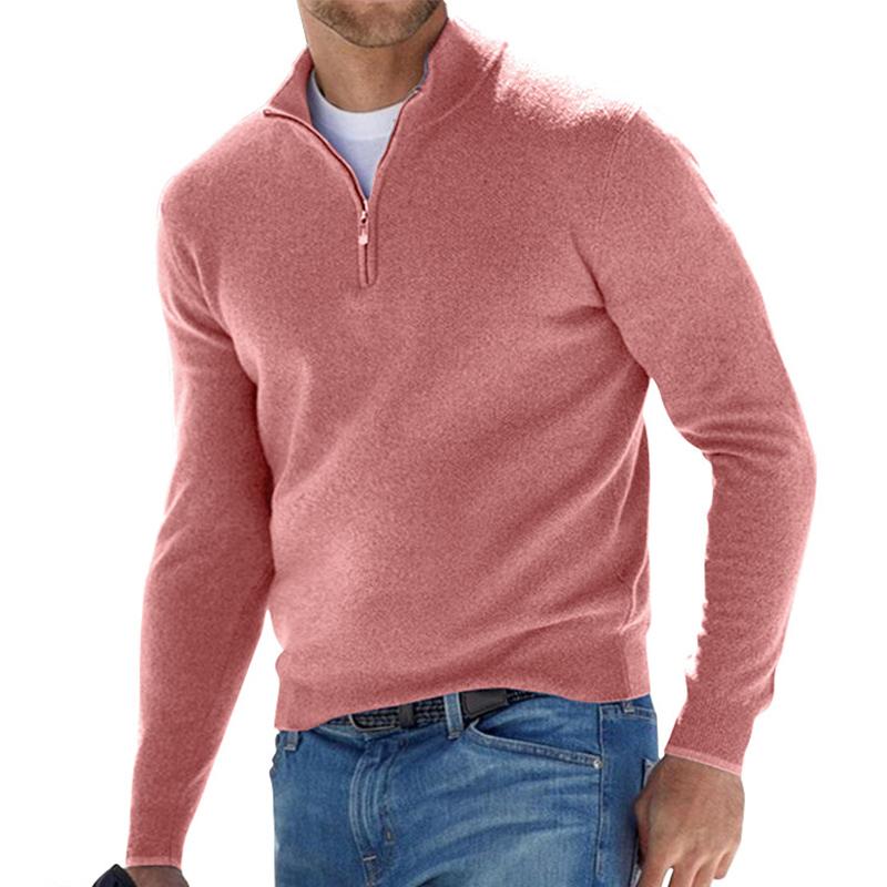 Pull pour homme rose avec col montant et fermeture zippée courte, coupe ajustée à manches longues, porté avec un jean bleu sur fond blanc.