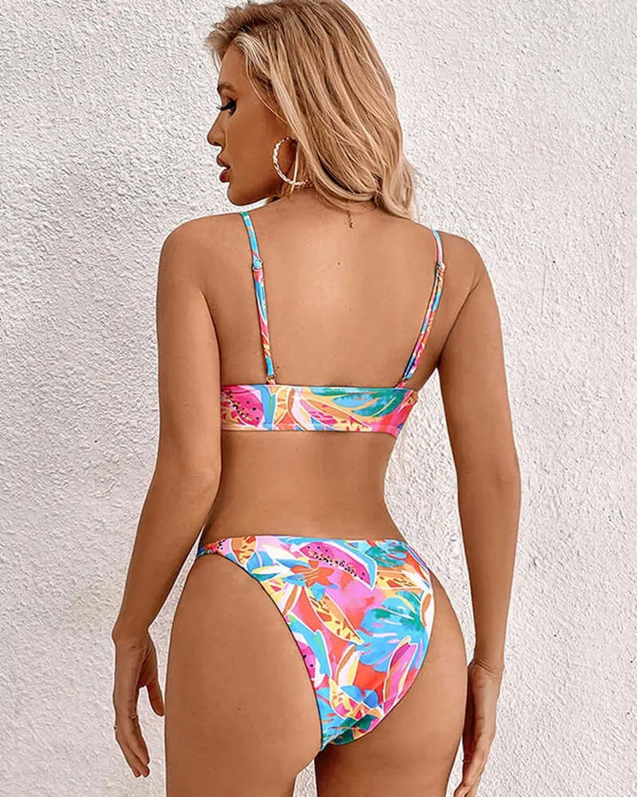 Bikini tendance pour femme Ava vue de dos d’un ensemble deux pièces à motif floral tropical multicolore, avec fines bretelles et coupe échancrée, offrant un style moderne et estival.