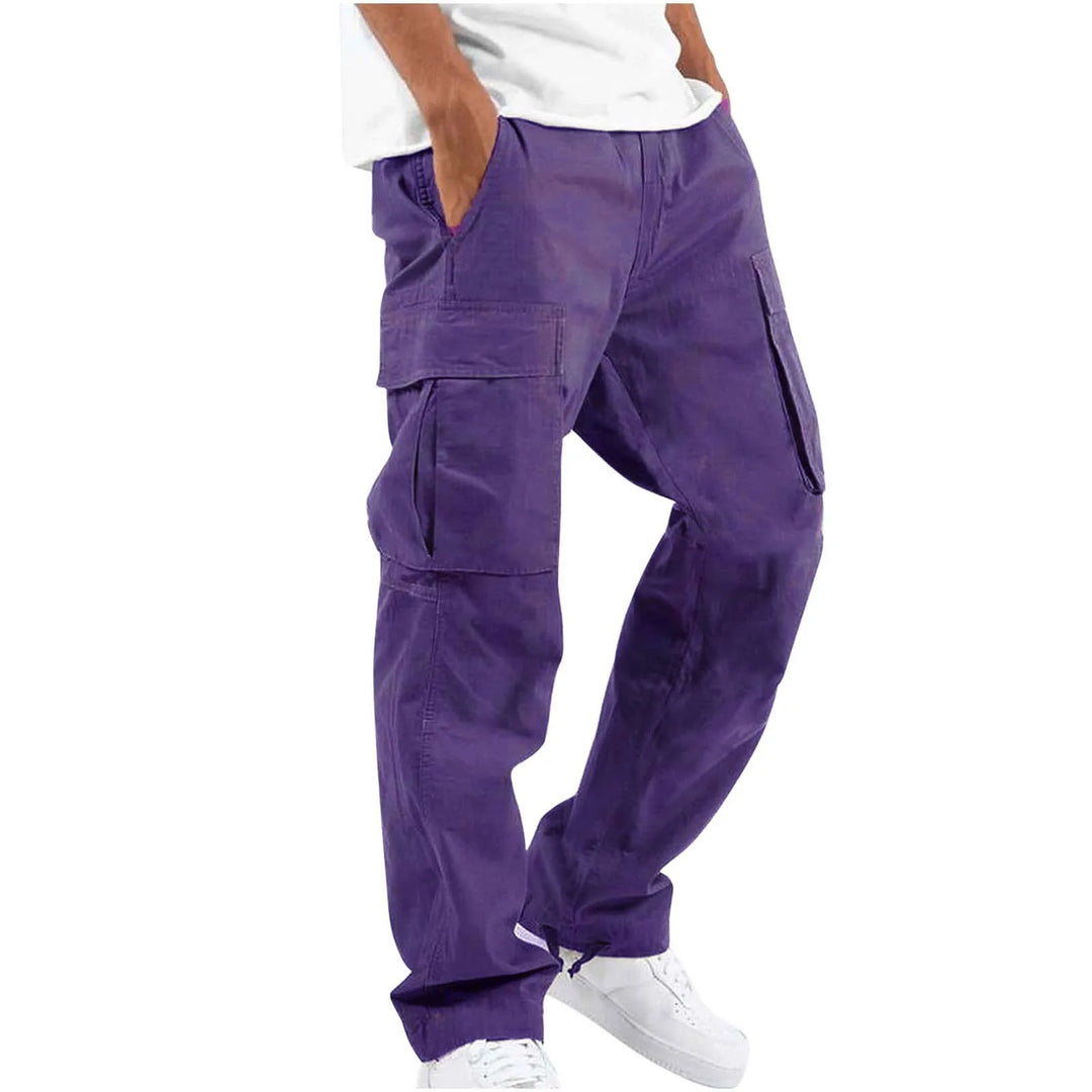 Homme portant le pantalon droit Aymeric pour hommes, style cargo violet avec grandes poches latérales, coupe droite confortable et bas ajustables, porté avec un t-shirt blanc et des baskets blanches  look tendance et original.