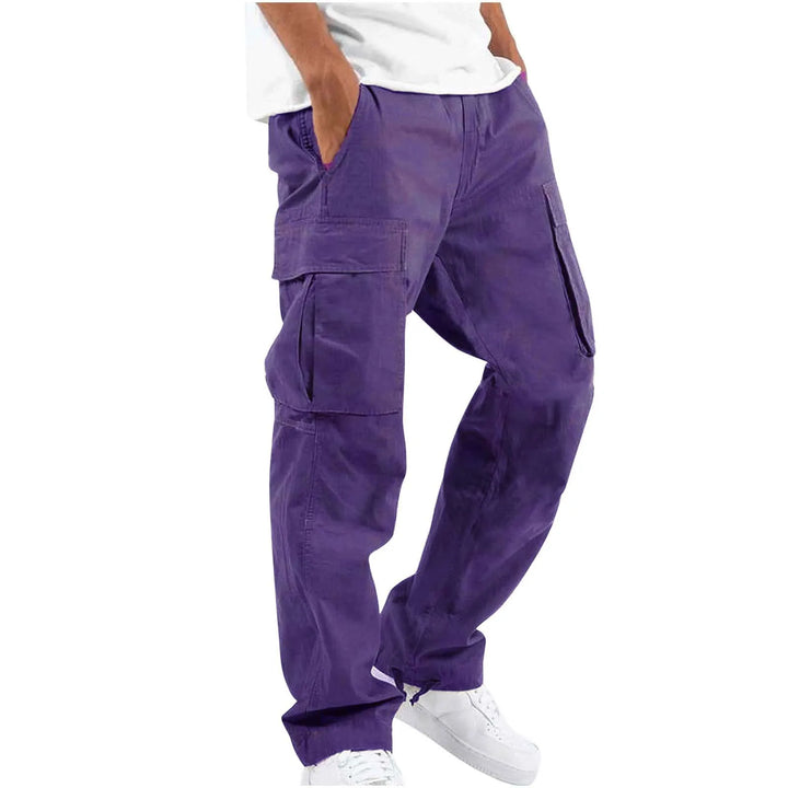 Homme portant le pantalon droit Aymeric pour hommes, style cargo violet avec grandes poches latérales, coupe droite confortable et bas ajustables, porté avec un t-shirt blanc et des baskets blanches  look tendance et original.