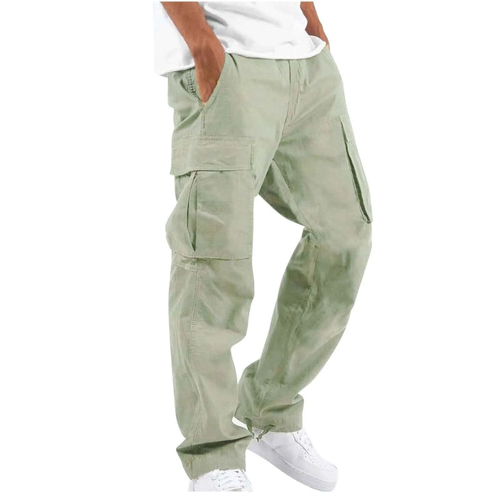 Homme portant le pantalon droit Aymeric pour hommes, style cargo vert clair avec poches latérales fonctionnelles, coupe droite confortable et bas ajustables, porté avec un t-shirt blanc et des baskets blanches  look tendance et décontracté.