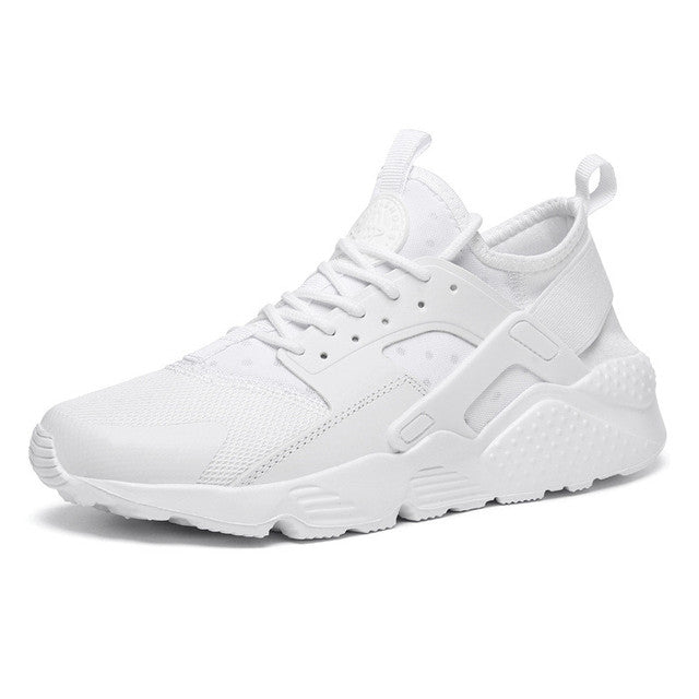 Sneaker blanche légère en maille respirante avec lacets, semelle épaisse texturée et boucle au talon, vue de profil sur fond blanc.