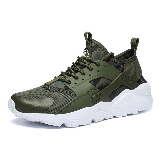 Sneaker kaki/vert olive en maille avec détails camouflage, lacets assortis et semelle épaisse blanche texturée, vue de profil sur fond blanc.