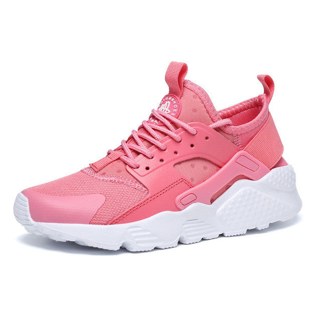 Sneaker rose en maille respirante avec lacets, renfort latéral et semelle épaisse blanche texturée, vue de profil sur fond blanc.
