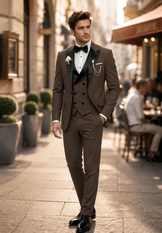 Costume Trois Pièces Homme Coupe Slim avec Col Peak Contrastant et Gilet Croisé
