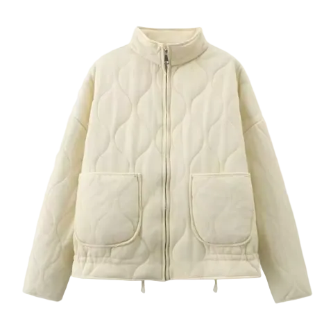 Veste matelassée beige clair à col montant et fermeture zippée, avec motif matelassage ondulé et grandes poches plaquées sur le devant.