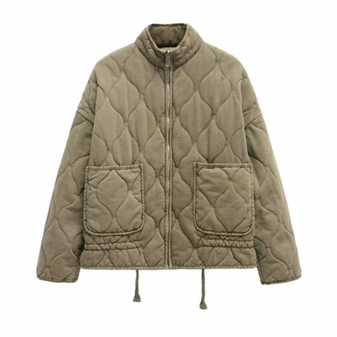 Veste matelassée kaki à col montant et fermeture zippée, avec motif matelassage ondulé, grandes poches plaquées et cordons de serrage en bas.