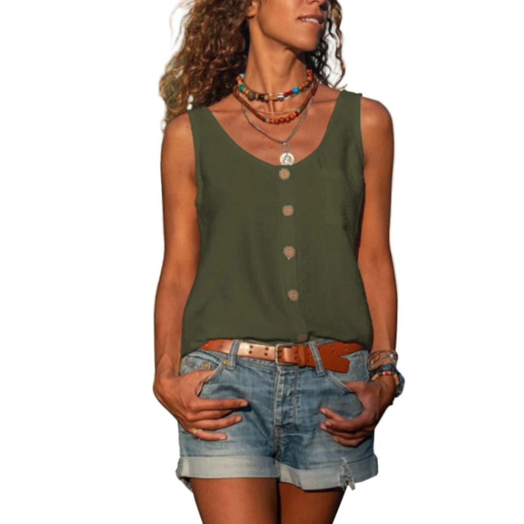 Top fluide pour homme, couleur vert olive, avec des boutons en bois et une coupe décontractée. Idéal pour un look estival confortable et moderne, parfait à associer avec des shorts ou des pantalons légers.
