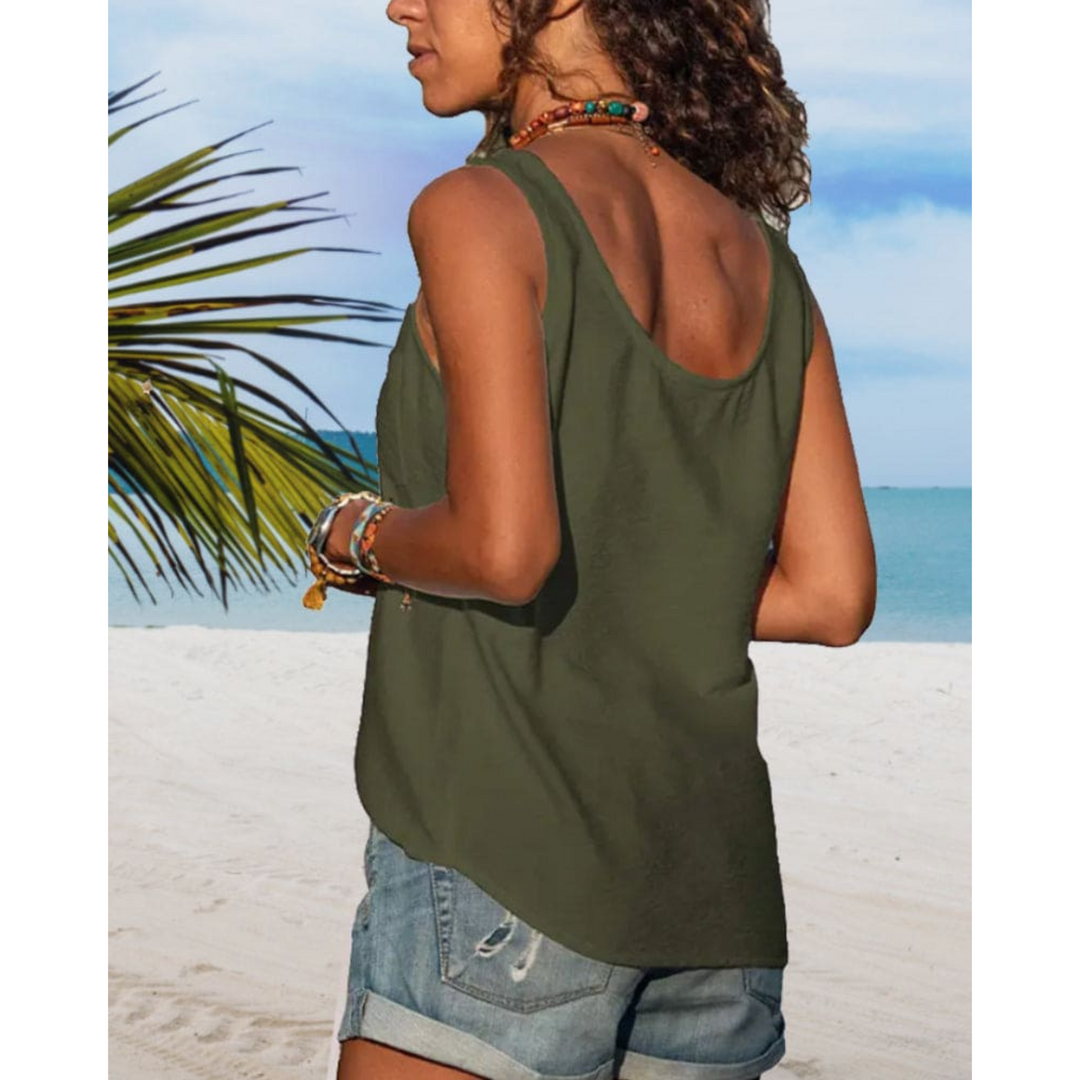 Top fluide pour homme, couleur vert olive, avec une coupe décontractée et un dos légèrement dégagé. Parfait pour un look estival chic et confortable, idéal pour les journées ensoleillées.