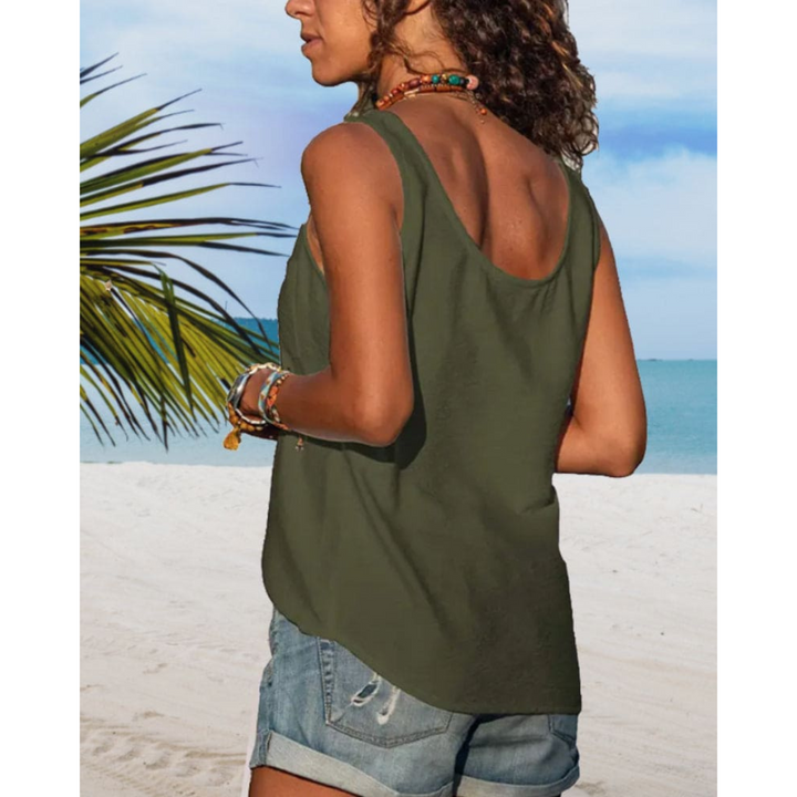 Top fluide pour homme, couleur vert olive, avec une coupe décontractée et un dos légèrement dégagé. Parfait pour un look estival chic et confortable, idéal pour les journées ensoleillées.