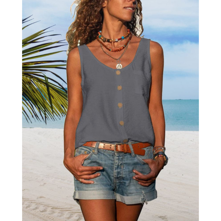 Top fluide pour homme, couleur gris, avec des boutons en bois et une coupe décontractée. Idéal pour un look estival et léger, parfait à porter avec des shorts ou des pantalons décontractés.