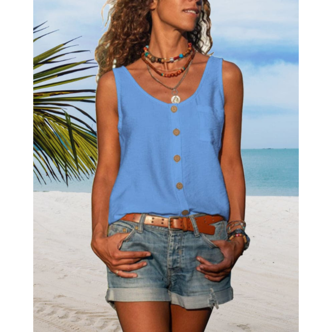 Top fluide pour homme, couleur bleu, avec des boutons en bois et une coupe décontractée. Idéal pour un look estival frais et confortable, parfait à associer avec des shorts ou des pantalons légers.