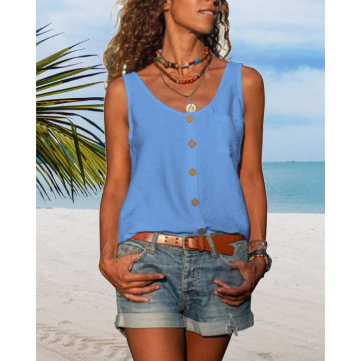 Top fluide pour homme, couleur bleu, avec des boutons en bois et une coupe décontractée. Idéal pour un look estival frais et confortable, parfait à associer avec des shorts ou des pantalons légers.