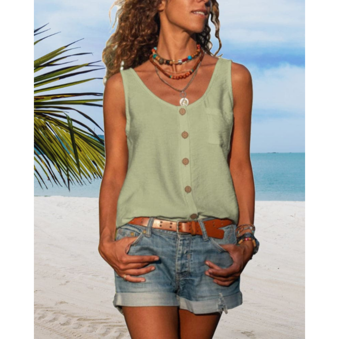 Top fluide pour homme, couleur vert pâle, avec des boutons en bois et une coupe décontractée. Idéal pour un look estival frais et confortable, parfait à associer avec des shorts ou des pantalons légers.