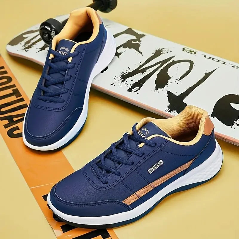 Paire de chaussures décontractées Benoît pour homme, coloris bleu marine avec détails beige, lacets assortis et semelle blanche confortable, style moderne idéal pour un look casual.